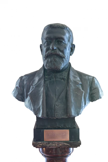 Busto Dr. M. Aguiar Moreira