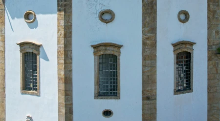 Janelas da fachada (seis) e óculos (dez)