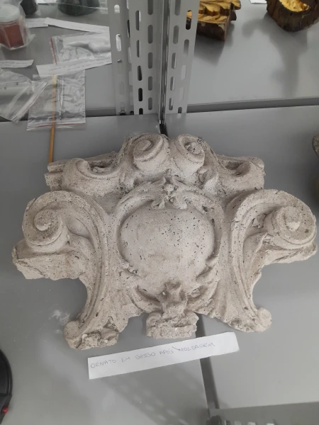 Ornato em gesso